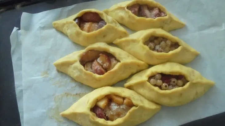 Пирожки с абрикосами и смородиной под нежной заливкой: шаг 8