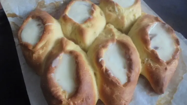 Пирожки с абрикосами и смородиной под нежной заливкой: шаг 9