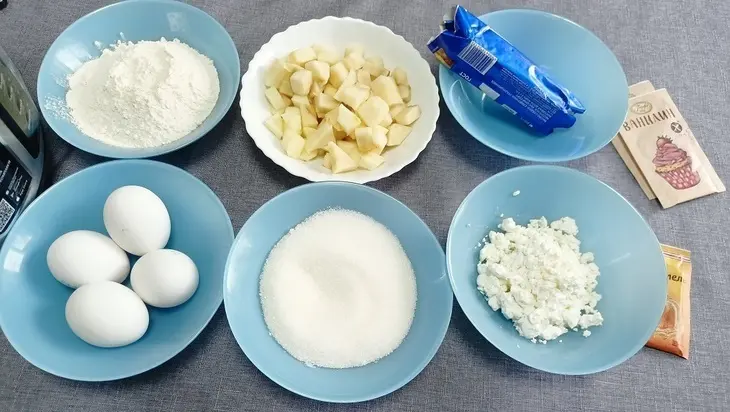 Шарлотка с яблоками и творогом — рецепт выпечки в мультиварке: шаг 2