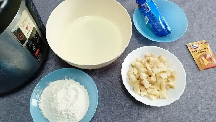 Шарлотка с яблоками и творогом — рецепт выпечки в мультиварке: шаг 3
