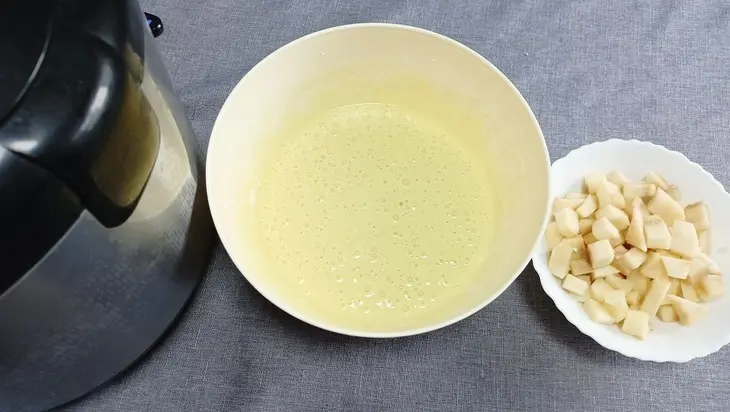 Шарлотка с яблоками и творогом — рецепт выпечки в мультиварке: шаг 4