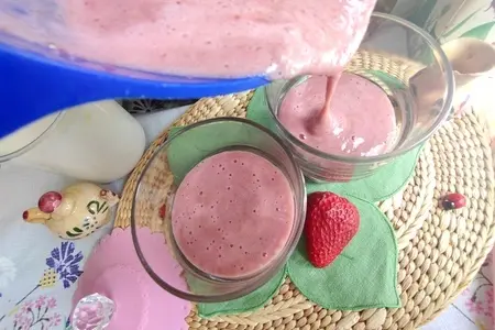 Смузи клубничный на кефире: шаг 8