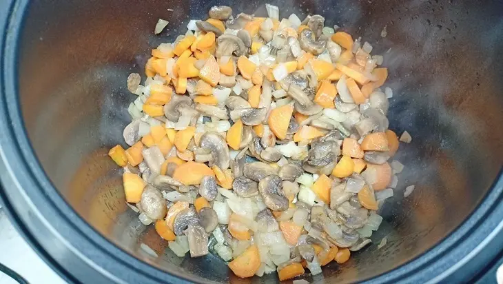 Щи со свининой и грибами — рецепт вкусного первого в мультиварке: шаг 4