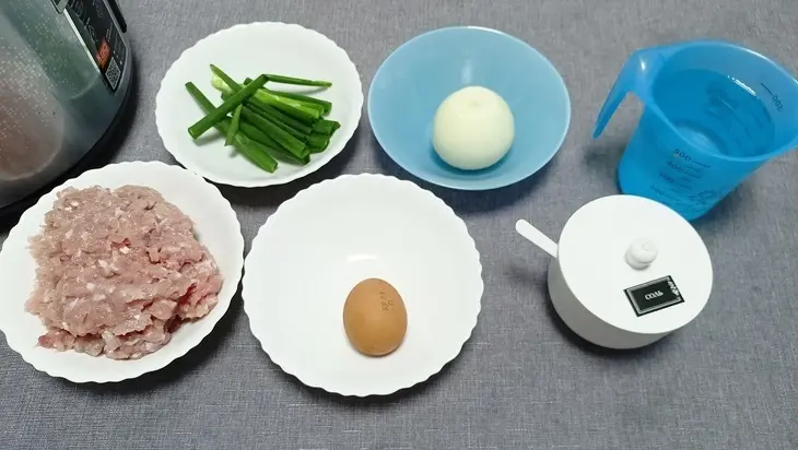 Котлеты из курицы на пару — полезный рецепт в мультиварке: шаг 1