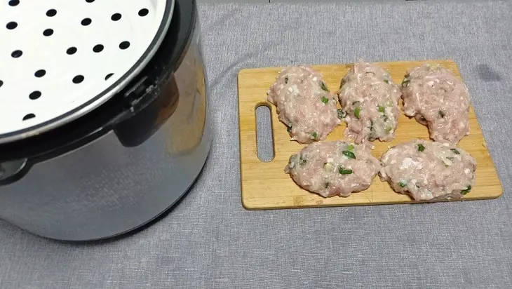 Котлеты из курицы на пару — полезный рецепт в мультиварке: шаг 3