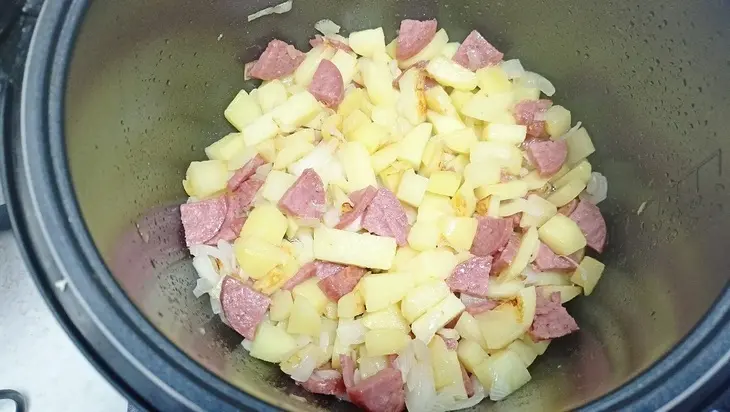 Испанская тортилья с салями и сыром - вкусный рецепт в мультиварке: шаг 4