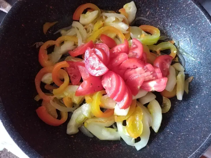 Яичница в кукурузной лепёшке с овощами #махеевъ: шаг 5
