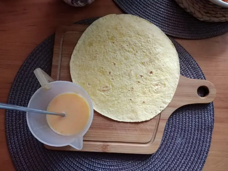 Яичница в кукурузной лепёшке с овощами #махеевъ: шаг 11