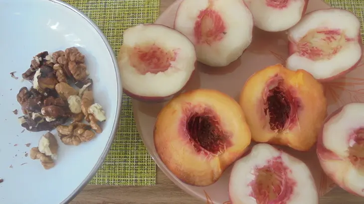 Персики с грецкими орехами и джемом #махеевъ в тесте: шаг 5