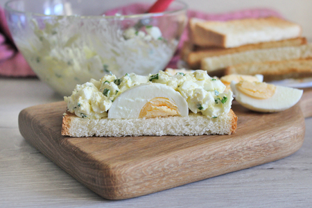 Закрытые бутерброды с яичным салатом с майонезом #махеевъ: шаг 10