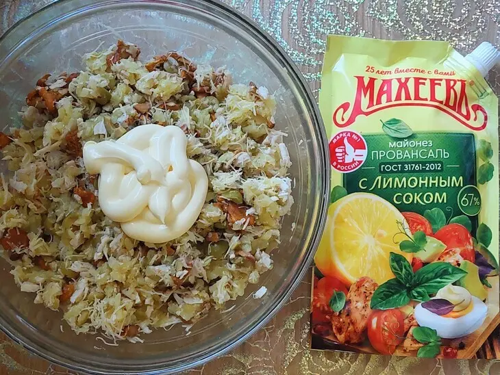 Салат с курицей и лисичками "ромашка махеевъ": шаг 6