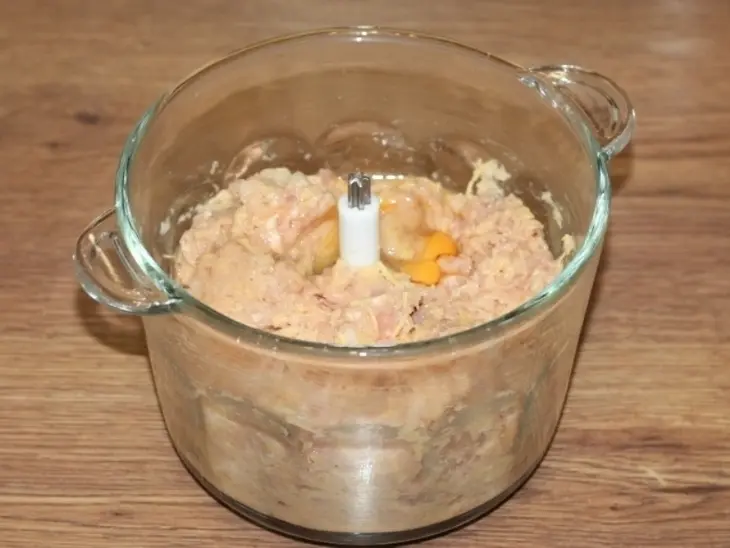 Сочные котлеты с сырной начинкой: шаг 2