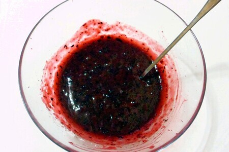 Смоква из ягод черной смородины и черешни: шаг 5