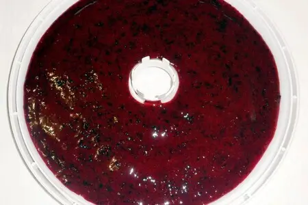 Смоква из ягод черной смородины и черешни: шаг 7