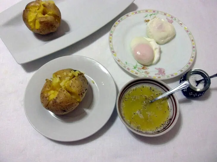 Запеченный картофель с яйцом-пашот в микроволновке: шаг 5
