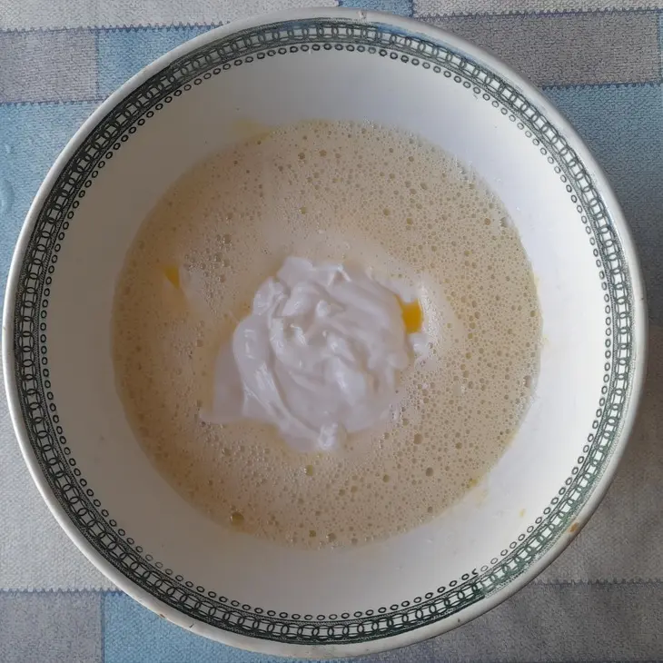Творожная запеканка с изюмом и яблоками: шаг 2