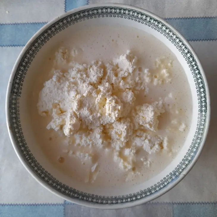 Творожная запеканка с изюмом и яблоками: шаг 3