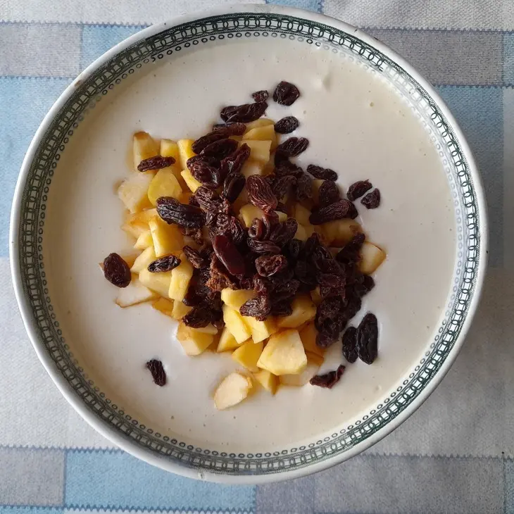 Творожная запеканка с изюмом и яблоками: шаг 7