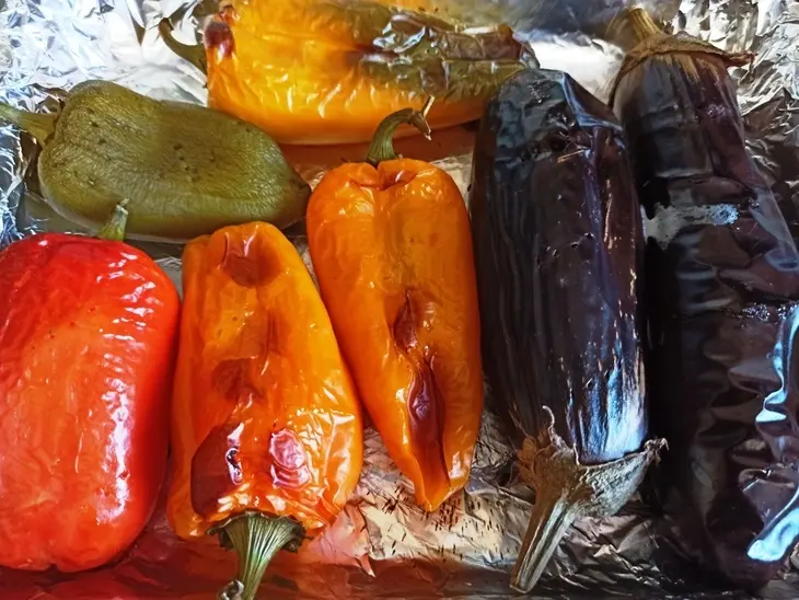 Икра из лесных грибов с баклажанами и орехами: шаг 2