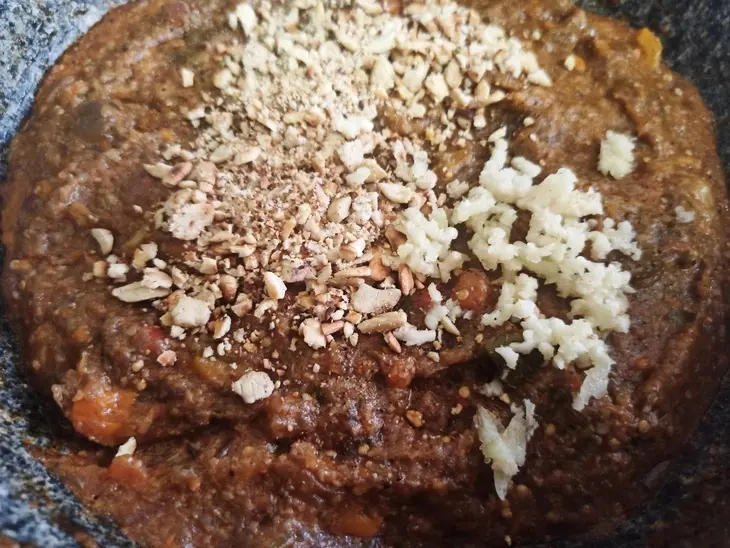 Икра из лесных грибов с баклажанами и орехами: шаг 6