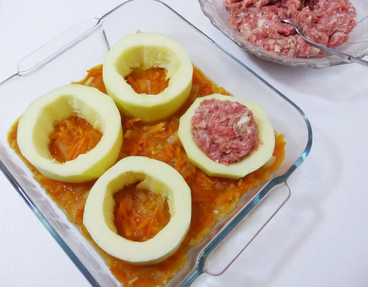 Запеченные фаршированные кабачки на овощной подушке: шаг 6
