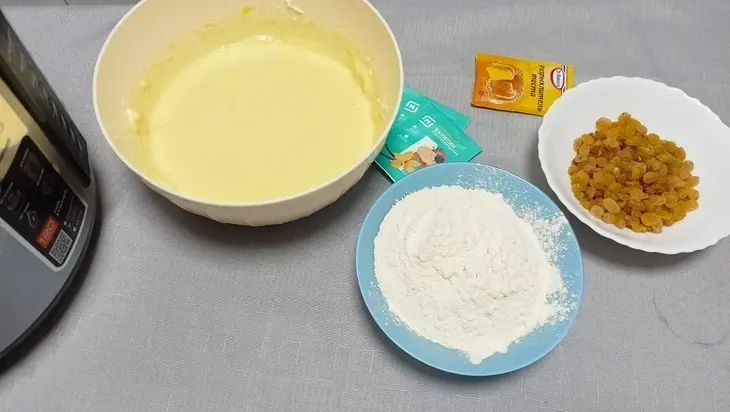 Манник на сметане с изюмом — рецепт выпечки в мультиварке: шаг 4