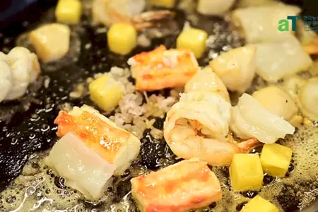 Морепродукты в остром соусе: шаг 3