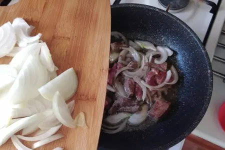 Тушёная говядина со свежим зелёным горошком: шаг 3