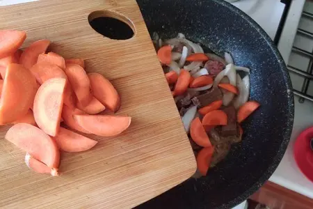 Тушёная говядина со свежим зелёным горошком: шаг 4