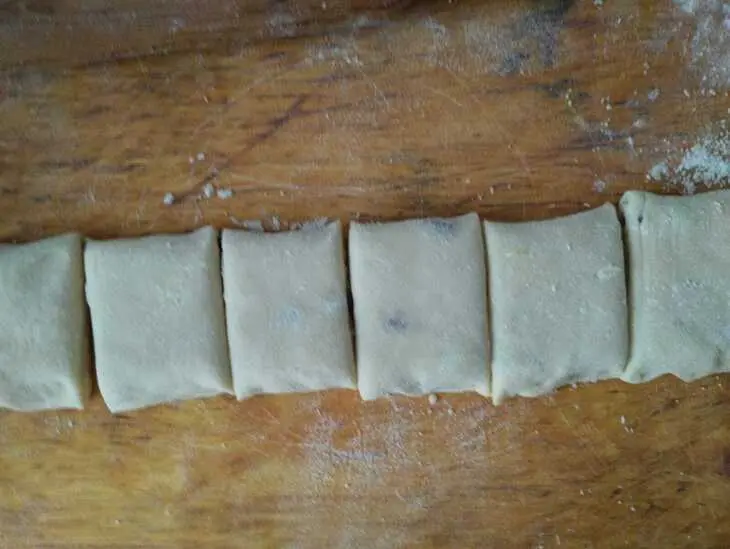 Слоеные булочки с изюмом и лимонными нотками: шаг 8