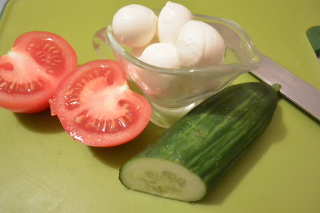 Салат с моцареллой, помидорами и огурцами: шаг 1
