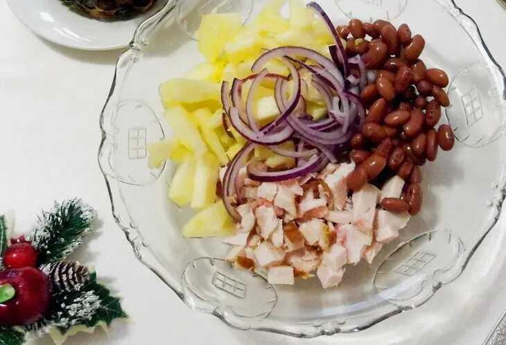 Салат с курицей, ананасом и красной фасолью: шаг 4