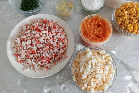 Крабовый салат с корейской морковью: шаг 2