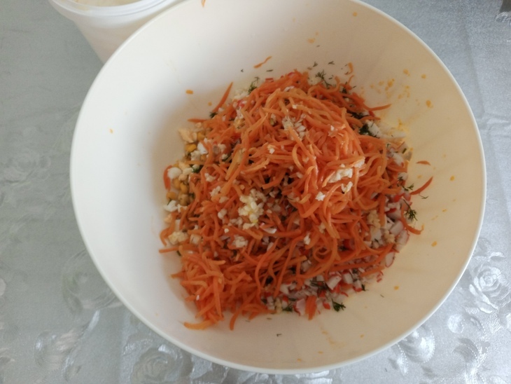 Крабовый салат с корейской морковью: шаг 3
