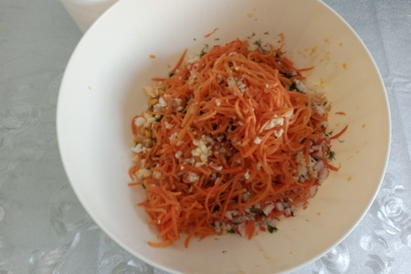 Крабовый салат с корейской морковью: шаг 3