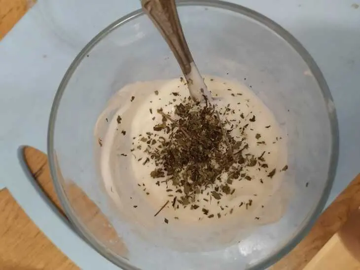 Лепешки с шафрановой курицей и мятным йогуртом: шаг 7