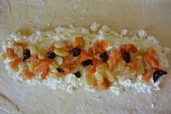 Творожная коса с черносливом, изюмом и курагой: шаг 3