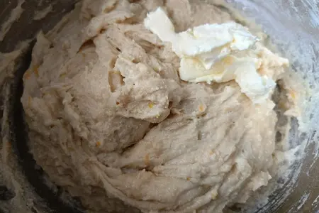 Кулич с творогом и апельсиновой цедрой: шаг 6