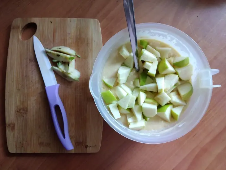 Пирог творожно яблочный с изюмом: шаг 3