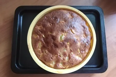 Пирог творожно яблочный с изюмом: шаг 7