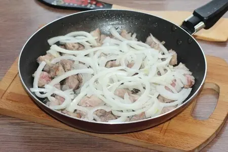 Свинина в горшочках с молочным соусом: шаг 7