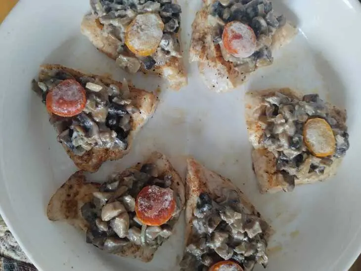 Запеченная куриная грудка с шампиньонами и сулугуни: шаг 7