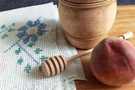 Толстые блины на сметане с персиком и мёдом #пушкинкулинар: шаг 6