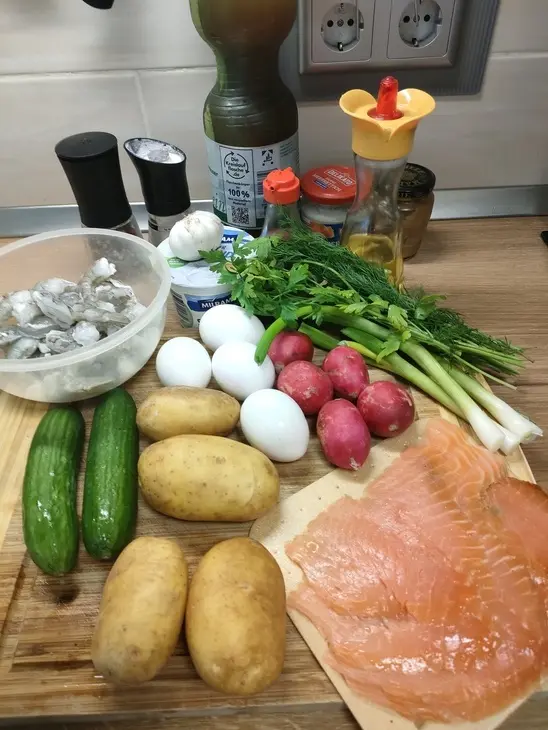 Окрошка “морской бриз” с копченой семгой и креветками: шаг 1