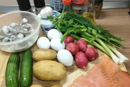 Окрошка “морской бриз” с копченой семгой и креветками: шаг 1