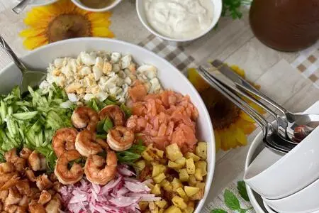 Окрошка “морской бриз” с копченой семгой и креветками: шаг 2