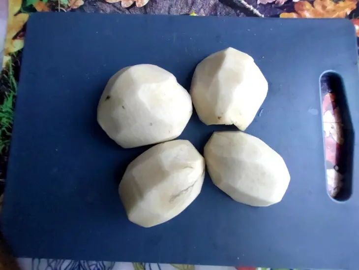 Салат из чёрной редьки с курицей: шаг 1