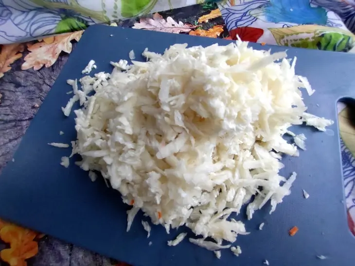 Салат из чёрной редьки с курицей: шаг 2