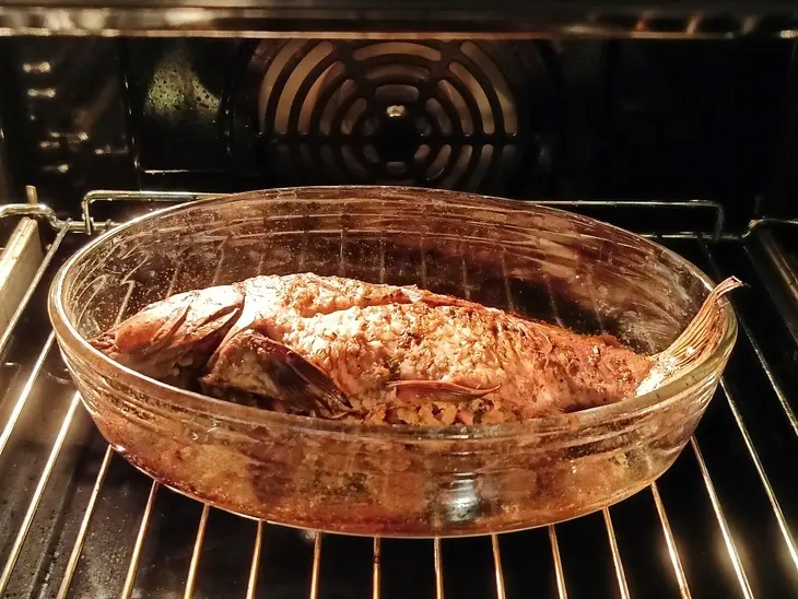 Запеченный карп, фаршированный грецкими орехами с гранатом: шаг 6