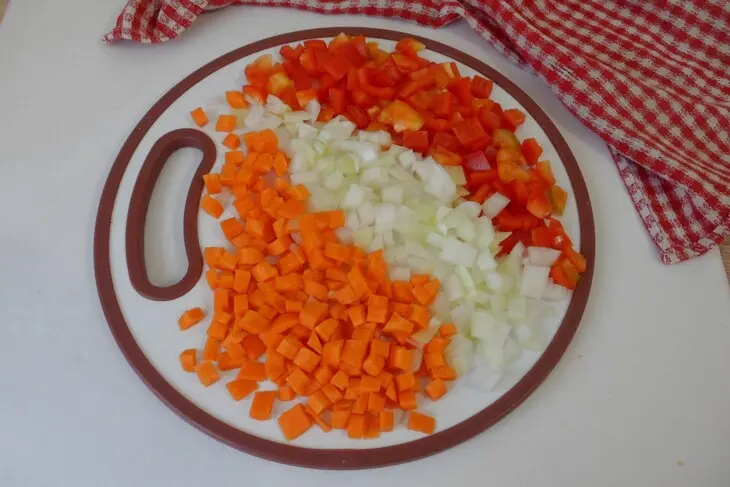 Суп-лечо с мясными фрикадельками: шаг 2